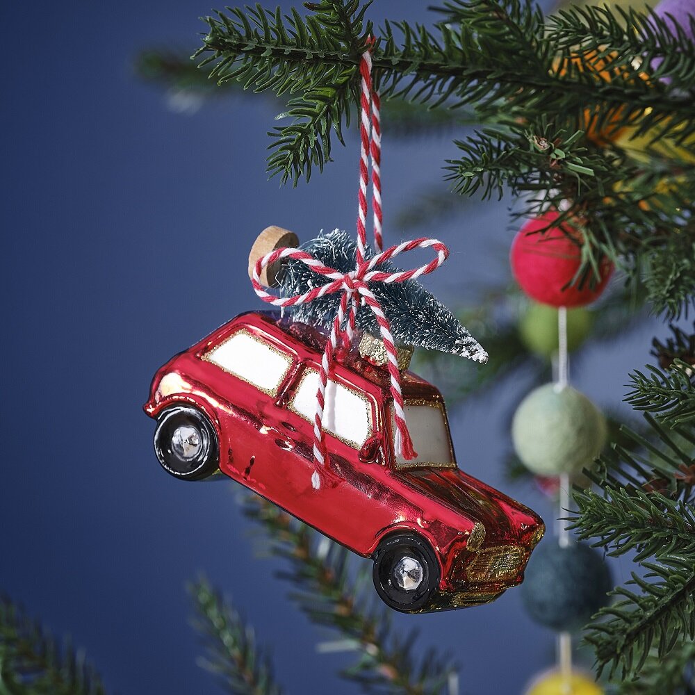 Julgranskula - Röd bil med julgran 9 x 6 cm