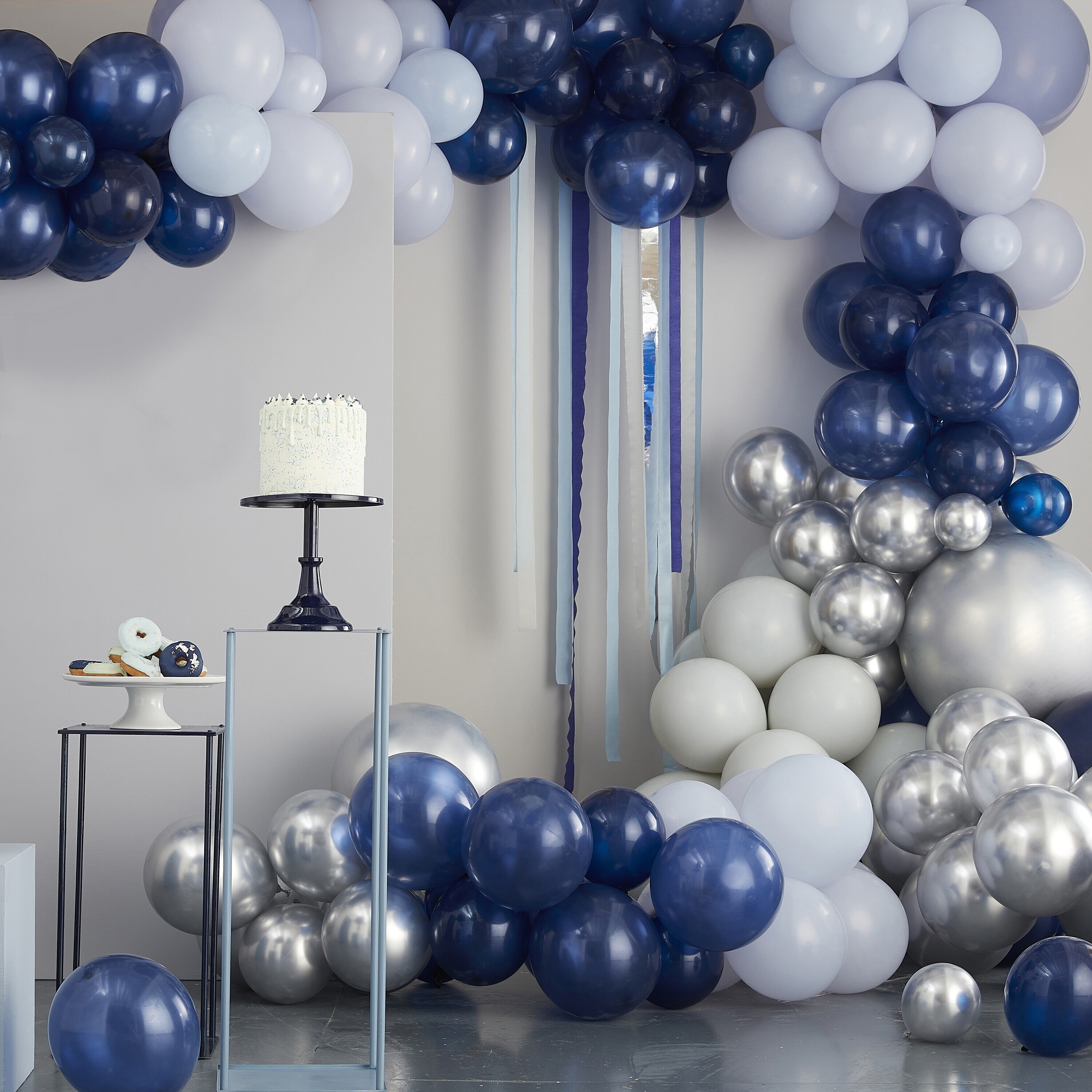 DIY Deluxe Ballongbåge - Silver, blå och mörkblå